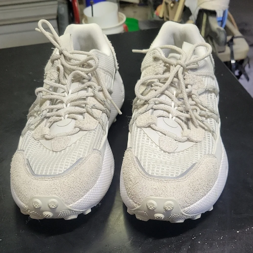 Mens 12 Under Armour Fat Tire Venture Pro shoes in white or light tan. Excellent - Picture 5 of 9